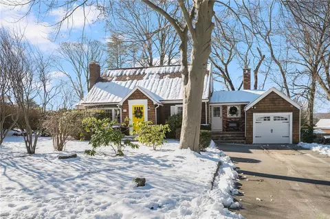77 Woodstock Ln, Cranston, RI 02920