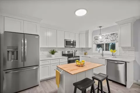 52 Arcadia Rd, Hope Valley, RI 02832