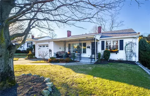 33 Meadow View Dr, Cranston, RI 02920