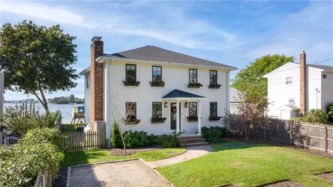 5 Seaconnet Ave, Portsmouth, RI 02871