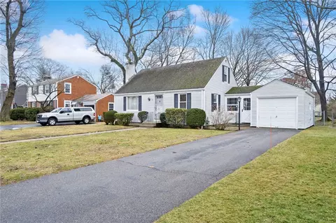 78 Edgehill Rd, Warwick, RI 02889