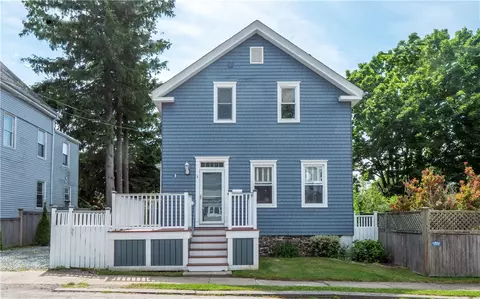 8 Prescott Hall Rd, Newport, RI 02840