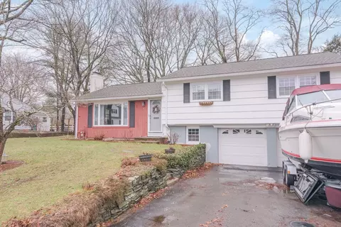 41 Farmland Rd, Warwick, RI 02889