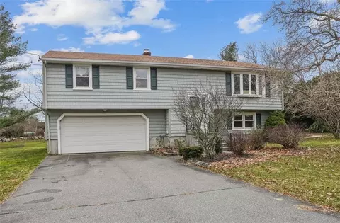 39 Cherokee Dr, Portsmouth, RI 02871