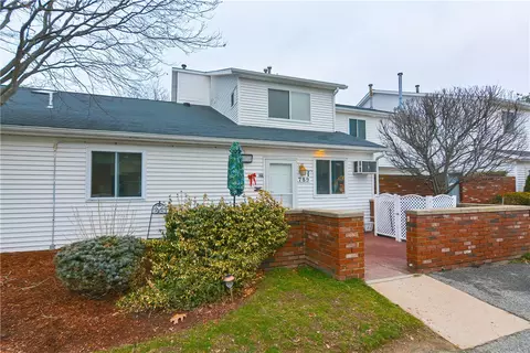 789 Williamsburg Cir, Warwick, RI 02886