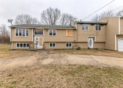 9 Enfield Dr, West Warwick, RI 02893