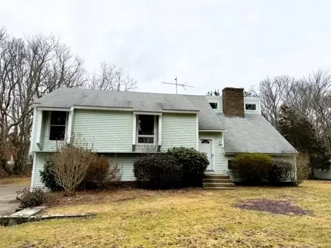 4 Glendale Cir, North Kingstown, RI 02852
