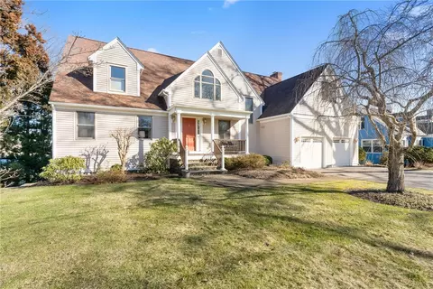 5 Riverside Dr, Barrington, RI 02806