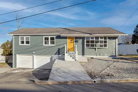 24 Lecia Dr, Providence, RI 02909