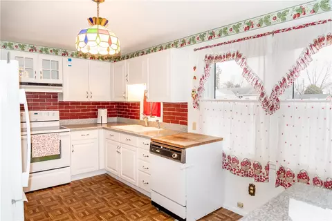 57 Woodhaven Rd, Woonsocket, RI 02895 photo 9