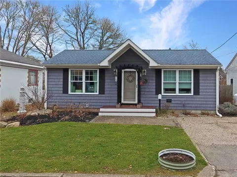 8 Deborah St, Narragansett, RI 02882