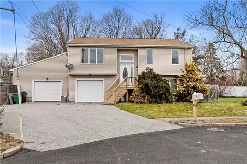 60 Stephanie Ct, Warwick, RI 02889