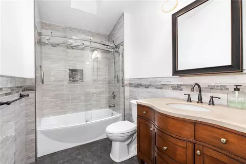 Bath - 60 Stephanie Ct, Warwick, RI 02889 photo 2 of 3