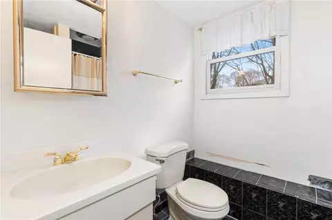 Bath - 60 Stephanie Ct, Warwick, RI 02889 photo 3 of 3
