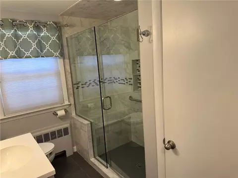 Bath - 167 Lancaster Ave, Warwick, RI 02886 photo 2 of 3