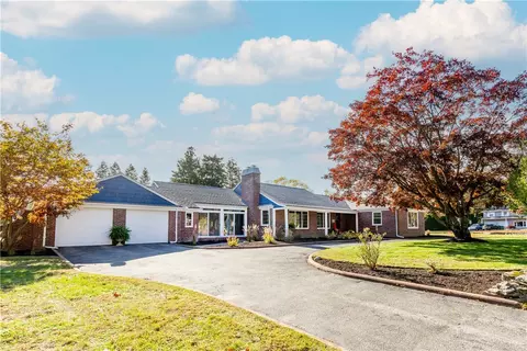 140 Miantonomo Dr, Warwick, RI 02888