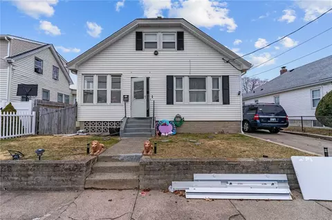 98 Whittier Rd, Pawtucket, RI 02861