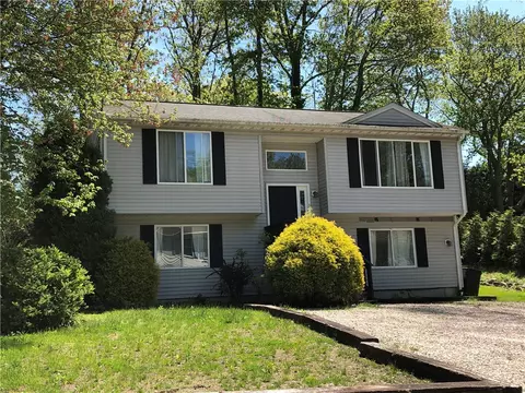 9 Meadowsweet Trl, Narragansett, RI 02874