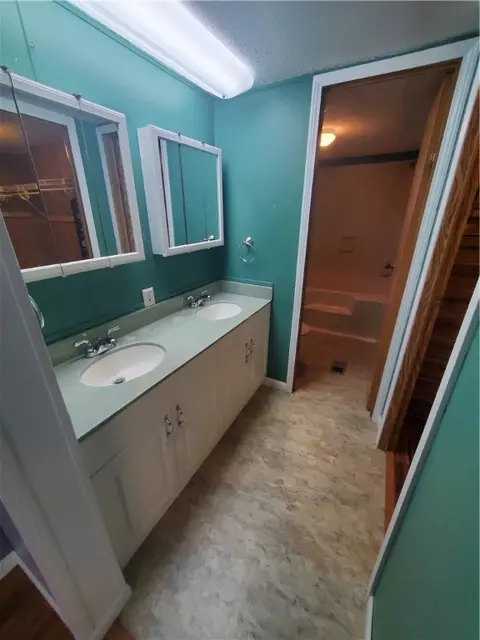 Bath - 6 Lear Dr, Coventry, RI 02816 photo 2 of 4