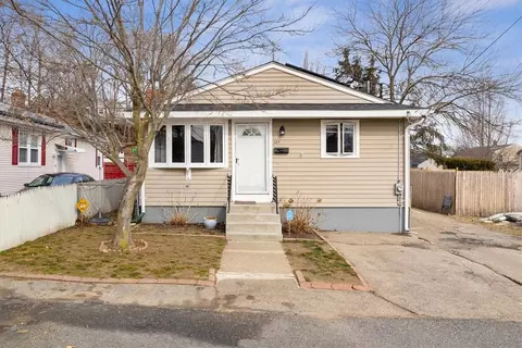 137 De Pinedo St, Providence, RI 02904
