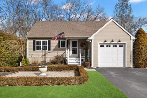 25 Holly Ln, Cumberland, RI 02864