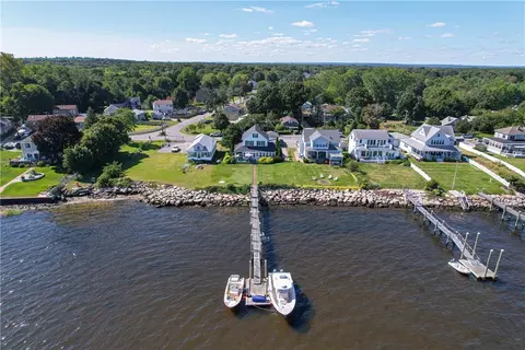 92 Shawomet Ave, Warwick, RI 02889
