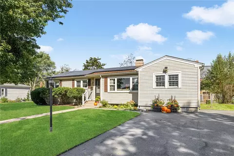 38 Dudley Ave, Newport, RI 02840