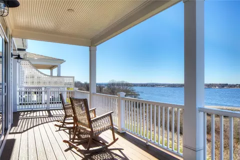 107 Leeshore Ln, Tiverton, RI 02878