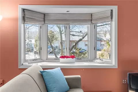 Living - 45 Edgewater Rd, South Kingstown, RI 02879 photo 4 of 7