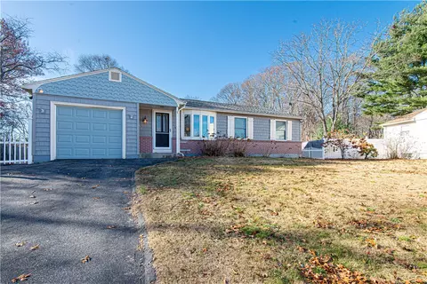 23 Plaza Dr, Riverside, RI 02915