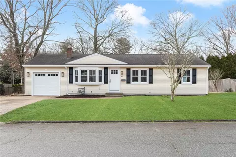 40 Ashwood Cir, Warwick, RI 02886