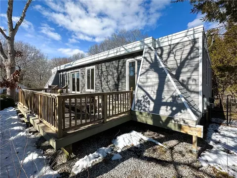 19 Sherwood Dr, Westerly, RI 02891