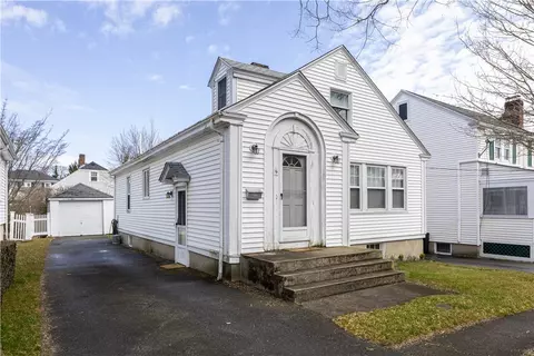 9 Boughton Rd, Newport, RI 02840