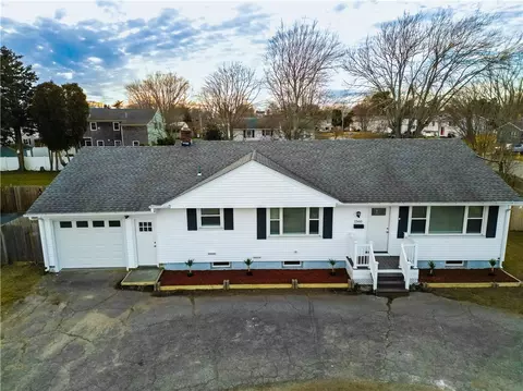 1560 W Main Rd, Middletown, RI 02842