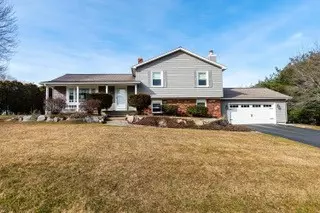 8 Nutmeg Dr, Johnston, RI 02919