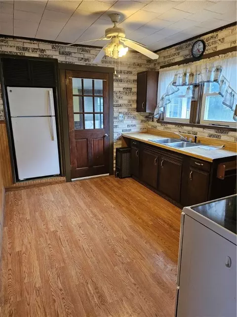 36 Cedar Ave, Portsmouth, RI 02871