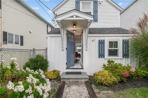 67 Cedar Ave, Portsmouth, RI 02871