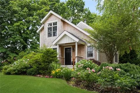 425 Gibbs Ave, Newport, RI 02840