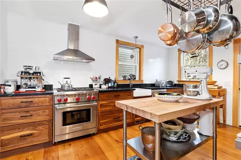 4 Gillies Ct, Newport, RI 02840
