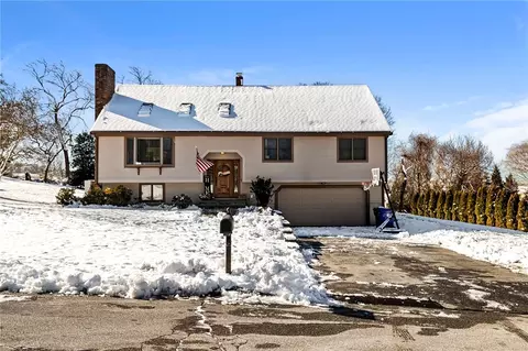 90 Pheasant Dr, Portsmouth, RI 02871