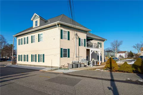 1 River St #2A, East Providence, RI 02915