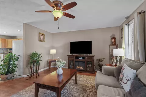 Living - 5 Murphy Ave, Bristol, RI 02809 photo 3 of 9