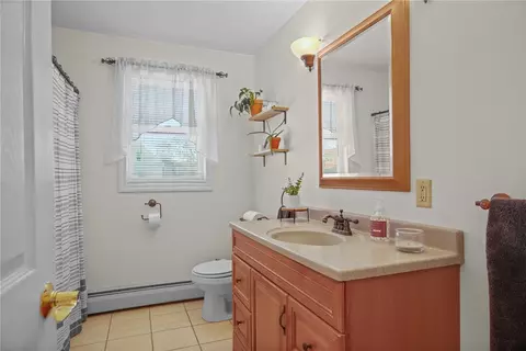 Bath - 5 Murphy Ave, Bristol, RI 02809 photo 2 of 4