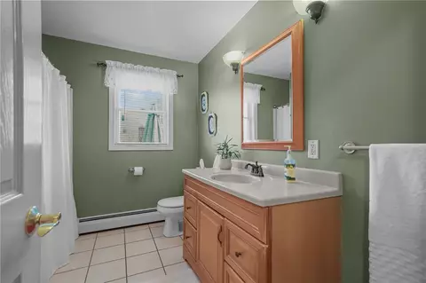 Bath - 5 Murphy Ave, Bristol, RI 02809 photo 1 of 4