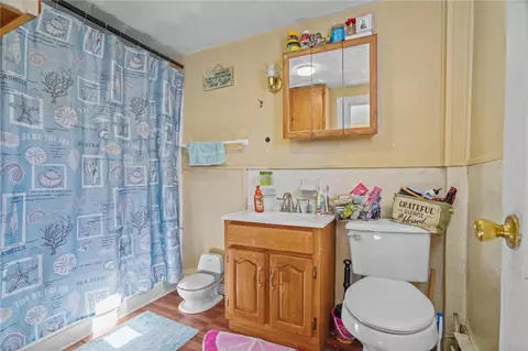 Bath - 5 Murphy Ave, Bristol, RI 02809 photo 3 of 4
