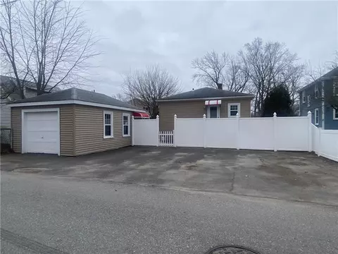 44 Shore Rd, Riverside, RI 02915