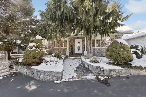2 Gemelli Dr, North Providence, RI 02904