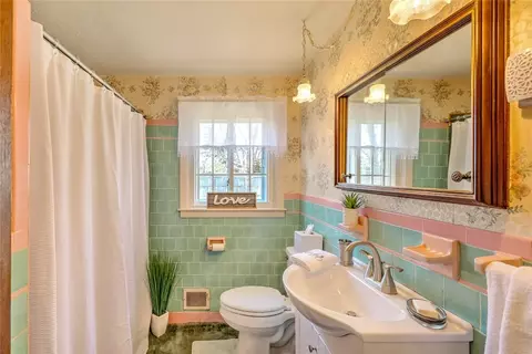 Bath - 125 Adrian St, Warwick, RI 02886 photo 1 of 1