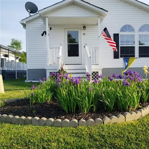 41 Blackbird St, Tiverton, RI 02878