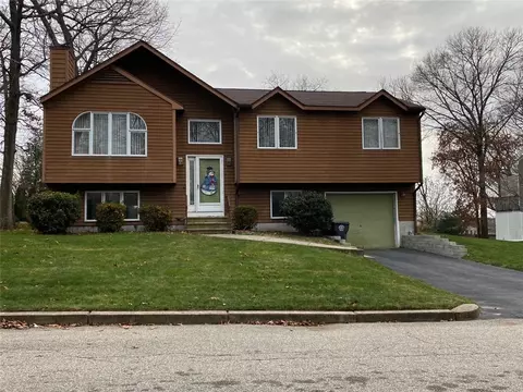 30 Long Ct, Cranston, RI 02920